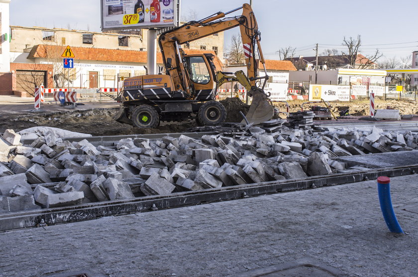 Wyburzyli nowy odcinek torowiska na ulicy Dąbrowskiego