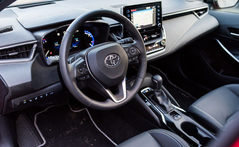 Toyota Corolla. Nowe wnętrze, nowe materiały, nowa jakość. W wersji z 2-litrową hybrydą kierowca może łopatkami wybierać pomiędzy sześcioma wirtulanymi przełożeniami