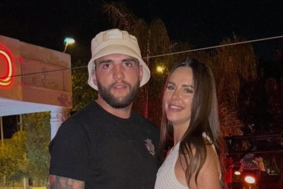 "TATA I NJEGOVI NASLEDNICI" Bogdana objavila neodoljivu sliku Veljka Ražnatovića sa sinovima iz Rusije, a onda sa mužem pozirala u uskoj haljini: "Dvoje ljudi, jedno srce"