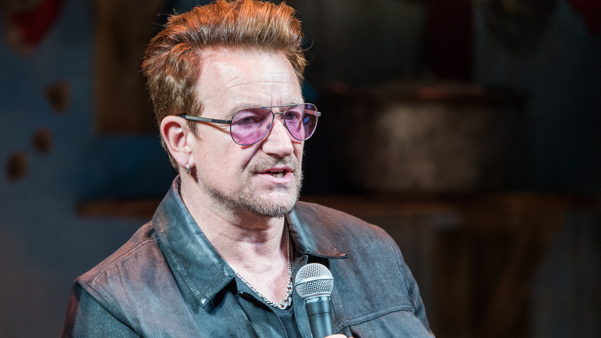 Bono, lider zespołu U2, został pierwszym w historii mężczyzną roku magazynu "Glamour". Redakcja od wielu lat zastanawiała się nad nagrodzeniem Irlandczyka. W tym roku zdecydowała się na docenienie jego działalności na rzecz promowania równości kobiet i dziewcząt na całym świecie.