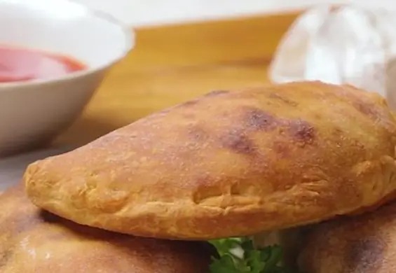 Pizzowy pieróg calzone z chorizo i pieczarkami