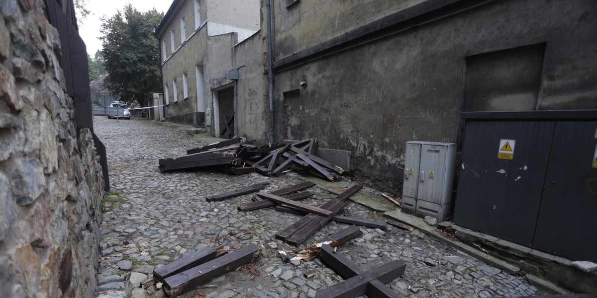 W Paczkowie runął taras widokowy