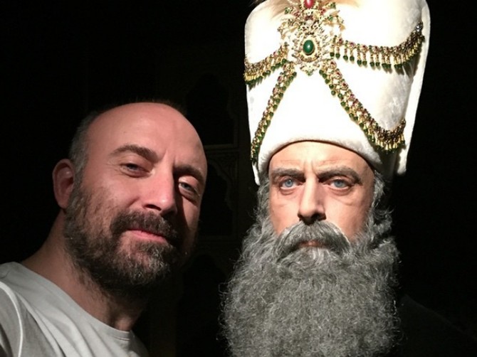Halit  Ergenč pored voštane figure "Sulejmana Veličanstvnog", kakvog je prikazao u seriji