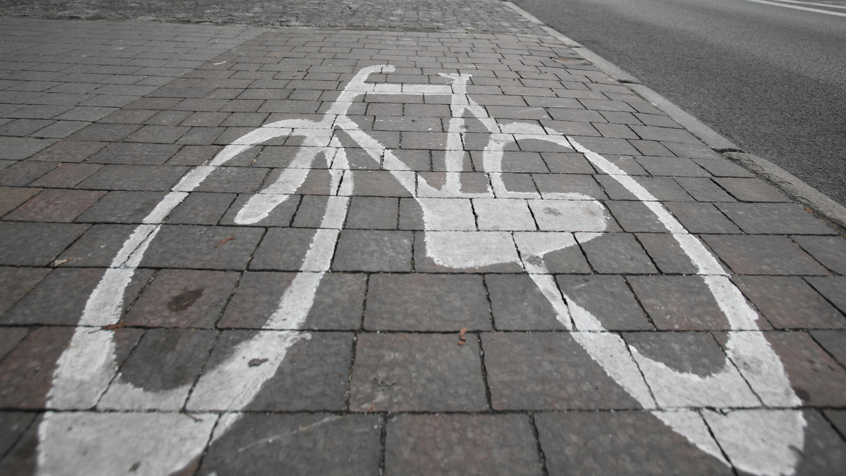 Blisko 80 kilometrów najważniejszych dróg dla jednośladów w Warszawie będzie po raz pierwszy sprzątane również zimą. To efekt konsultacji z rowerzystami. Na tę pilotażową akcję miasto zamierza przeznaczyć 700 tys. zł.