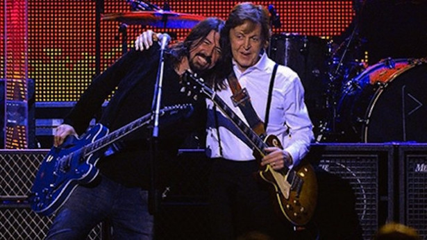 Paul McCartney gra z Dave'em Grohlem – zobacz!