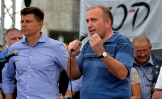 Petru i Schetyna chcą być krok przed prezesem