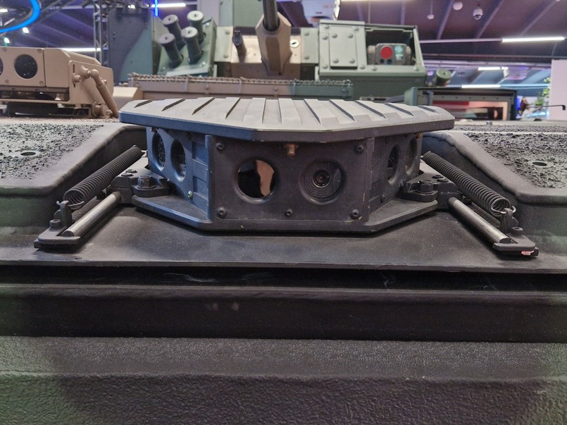 Umieszczona z przodu kadłuba kamera będąca elementem SOD (Systemu Obserwacji Dookólnej) bojowym wozem piechoty Borsuk