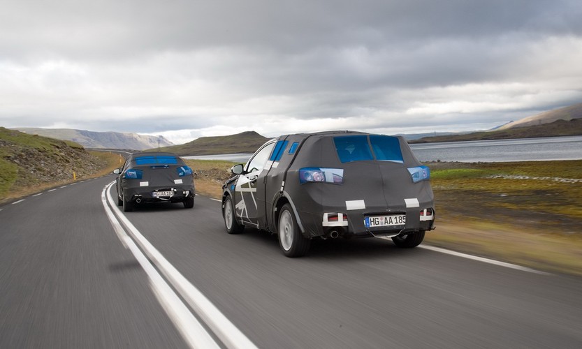 Można spodziewać się, że pod oklejeniem jest przód identyczny jak w sedanie