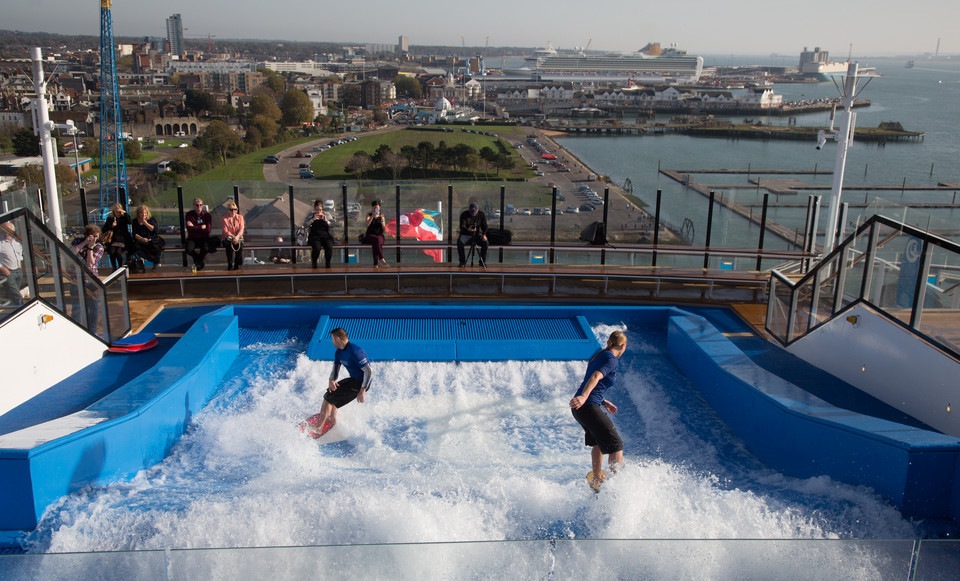 Quantum of the Seas - basen z falą do surfingu