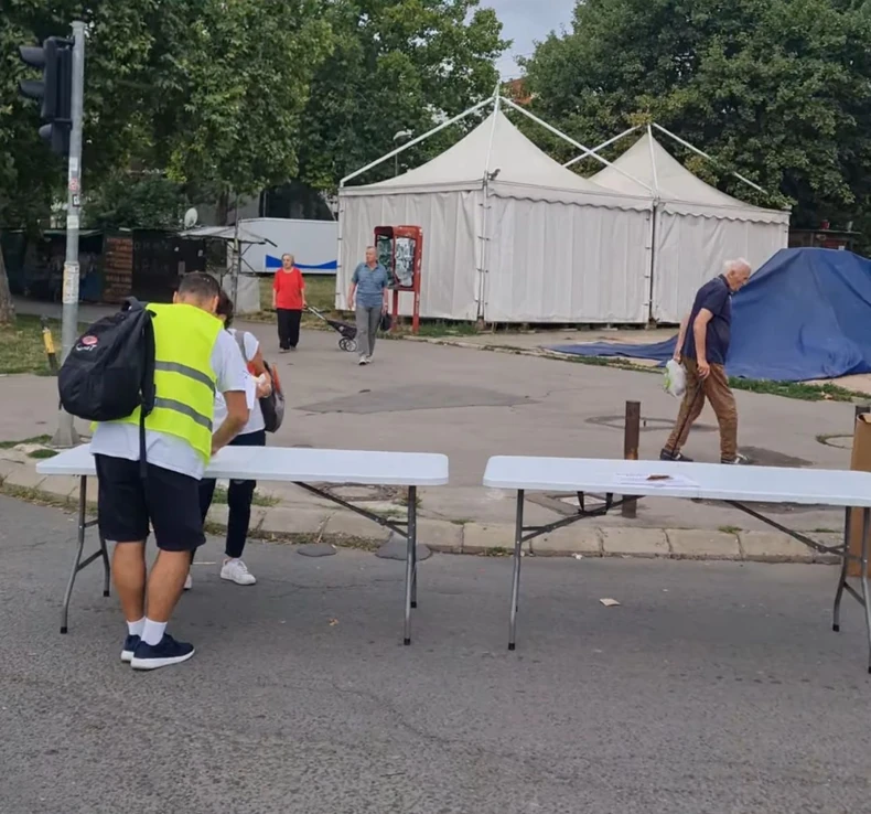 Postavljeni su i stolovi na rasksnici