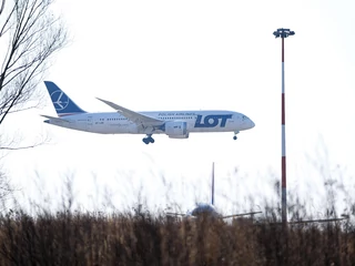Samolot PLL LOT wykonujący operację LOT do Domu podchodzi do lądowania na lotnisku Chopina w Warszawie