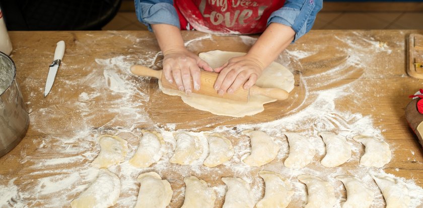 Wykorzystaj suszone śliwki z kompotu i zrób z nich pierogi! Ten wigilijny deser pokochają zwłaszcza dzieci