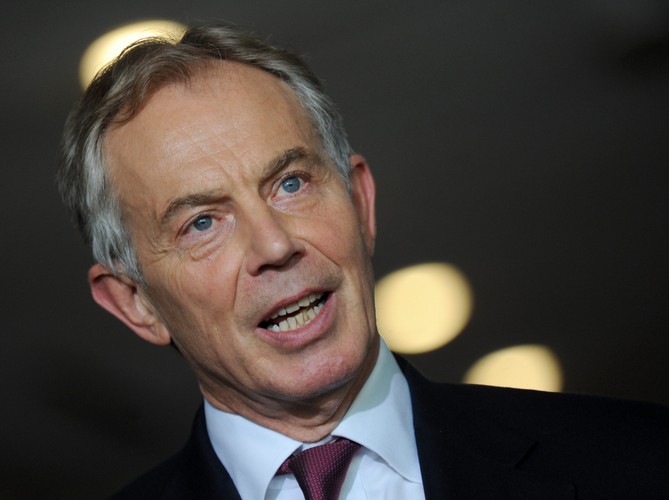 <b>Były premier Wielkiej Brytanii Tony Blair (1997-2007)</b>
<br>
<br>
Niezwykle przedsiębiorczy okazał się również Tony Blair. Nie tylko za duże pieniądze sprzedał prawa do niespisanych jeszcze wspomnień. Rozpoczął także współpracę z biznesem i został doradcą między innymi w Zurich International i JP Morgan (gdzie podobno zarabia 2,5 mln funtów rocznie). 
<br>
<br>
Blair ruszył także w świat ze swoimi wykładami. W sumie na różnego rodzaju doradztwach Blair zarobił w 2011 roku około 20 milionów funtów.