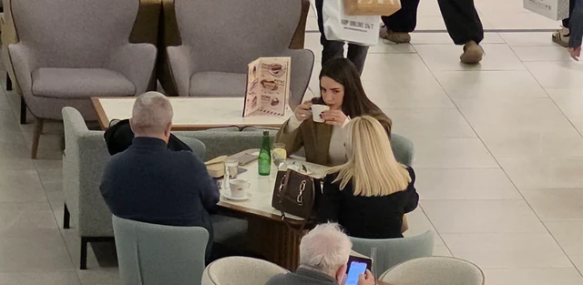 PAPARACO: Evo sa kim smo uhvatili Anđelu Đuričić u tržnom centru!