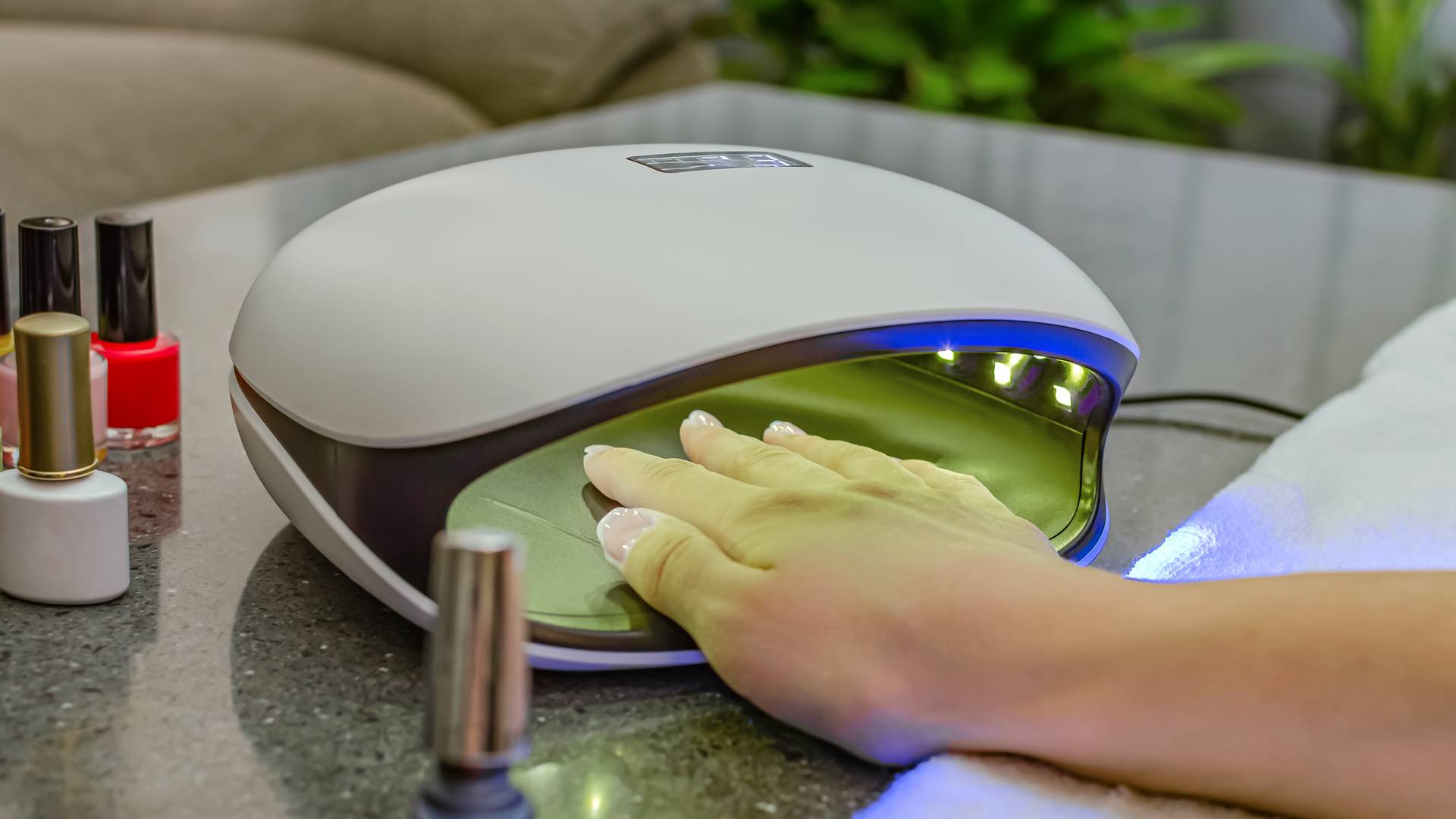 Manicure hybrydowy zrobisz taniej w domu — jak go wykonać?