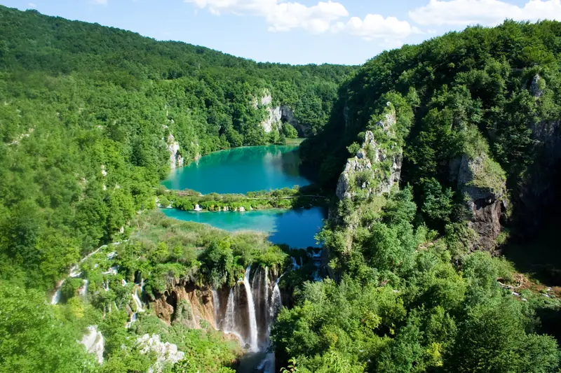 Plitvice_Lakes_National_Park_(2)