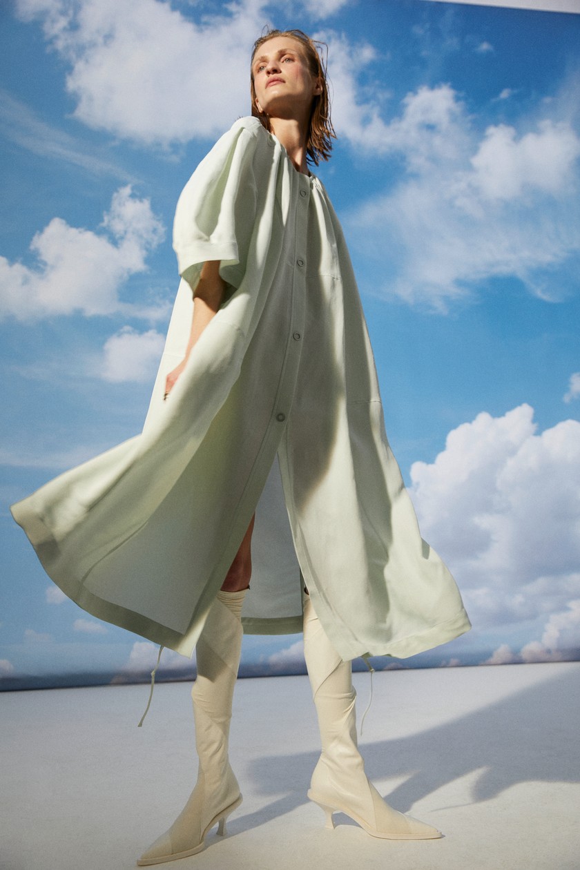 JIL SANDER Oversize-Mantel aus Seide und Viskose. Stiefel aus Kalbsleder mit spiralförmigen elastischen Einsätzen.