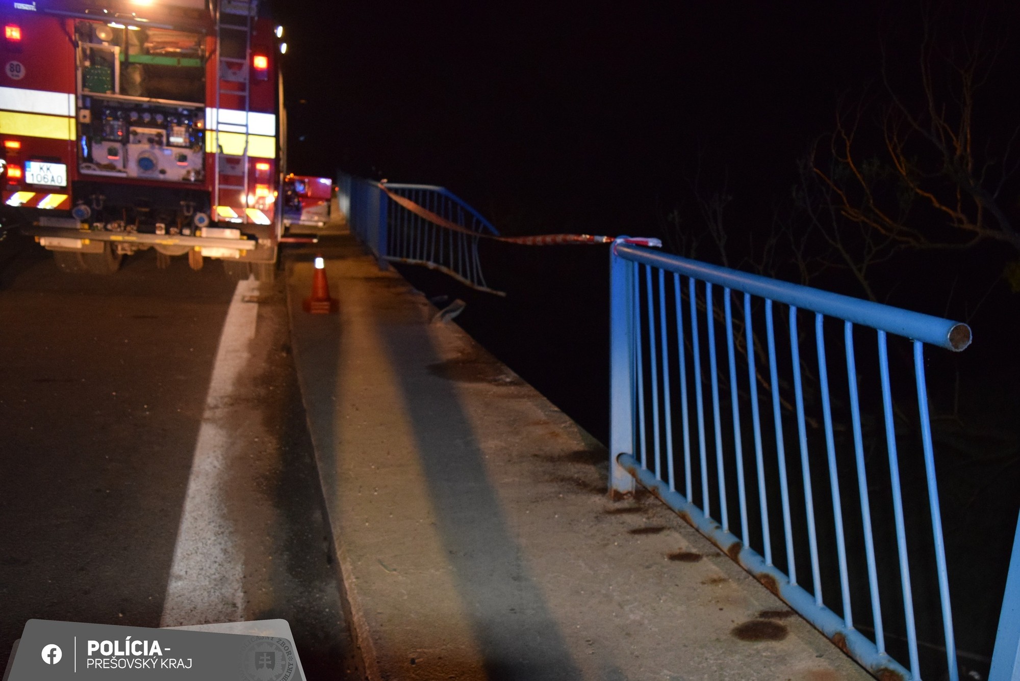 Mladík z Holumnice nezvládol riadenie a prevrátil auto na strechu.