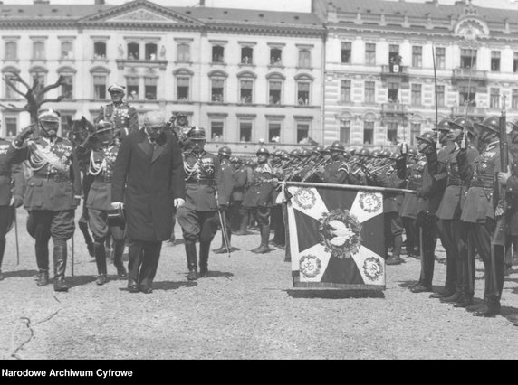 Obchody święta 3 maja w przedwojennej Polsce - zdjęcie pochodzi z archiwów Narodowego Archiwum Cyfrowego