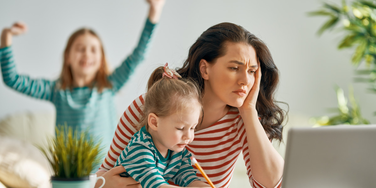 Matki lub, pod pewnymi warunkami, ojcowie, którzy wychowają co najmniej 4 dzieci, od 2019 roku mogą liczyć w Polsce na dodatkowe świadczenie emerytalne.