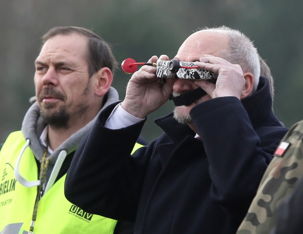 Macierewicz powiedział też, że liczy, iż dzięki dronom "nasze zdolności bojowe będą takie, byśmy byli w stanie obronić się przed każdym zagrożeniem"