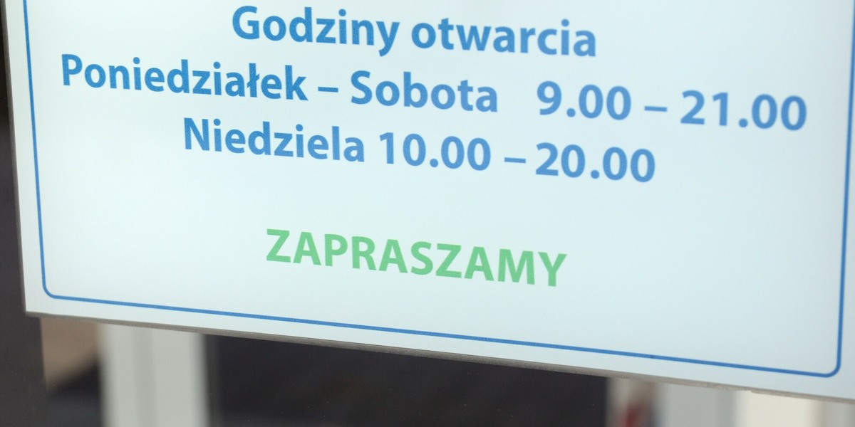 Choć pierwotnie niedzielny handel w grudniu 2020 r. miał być dopuszczony jedynie w dwie przedświąteczne niedziele, to epidemia przyniosła liberalizację postawy rządu. 