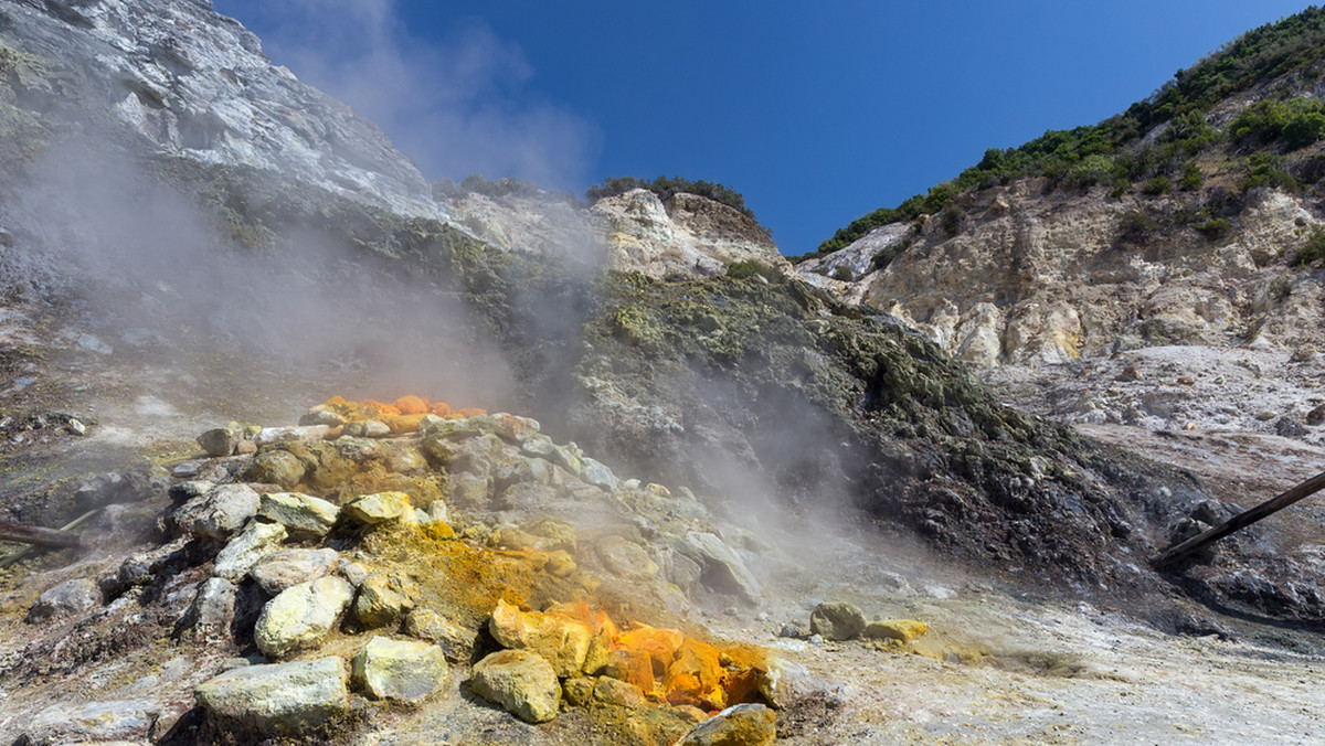 Campi Flegrei, czyli Pola Flegrejskie to obszar, gdzie znajduje się jeden z uśpionych superwulkanów. Podobnie jak w przypadku Yellowstone, ewentualna erupcja mogłaby mieć katastrofalne skutki dla świata. Eksperci uważają, że wulkan szykuje się do wybuchu.