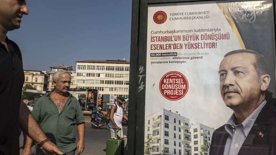 Plakat z tureckim prezydentem na ulicy Stambułu