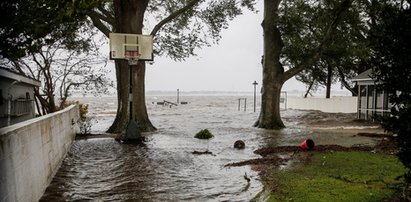 Pierwsze skutki huraganu. Woda z oceanu wdziera się na ląd