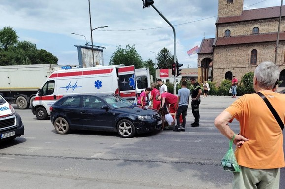 Stao da propusti pešaka, TAKSI SE ZAKUCAO U NJEGA, pa pokosio devojku: Nesreća na PEŠAČKOM PRELAZU u Zrenjaninu (FOTO)