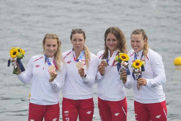 Polskie kajakarki podczas ceremonii medalowej