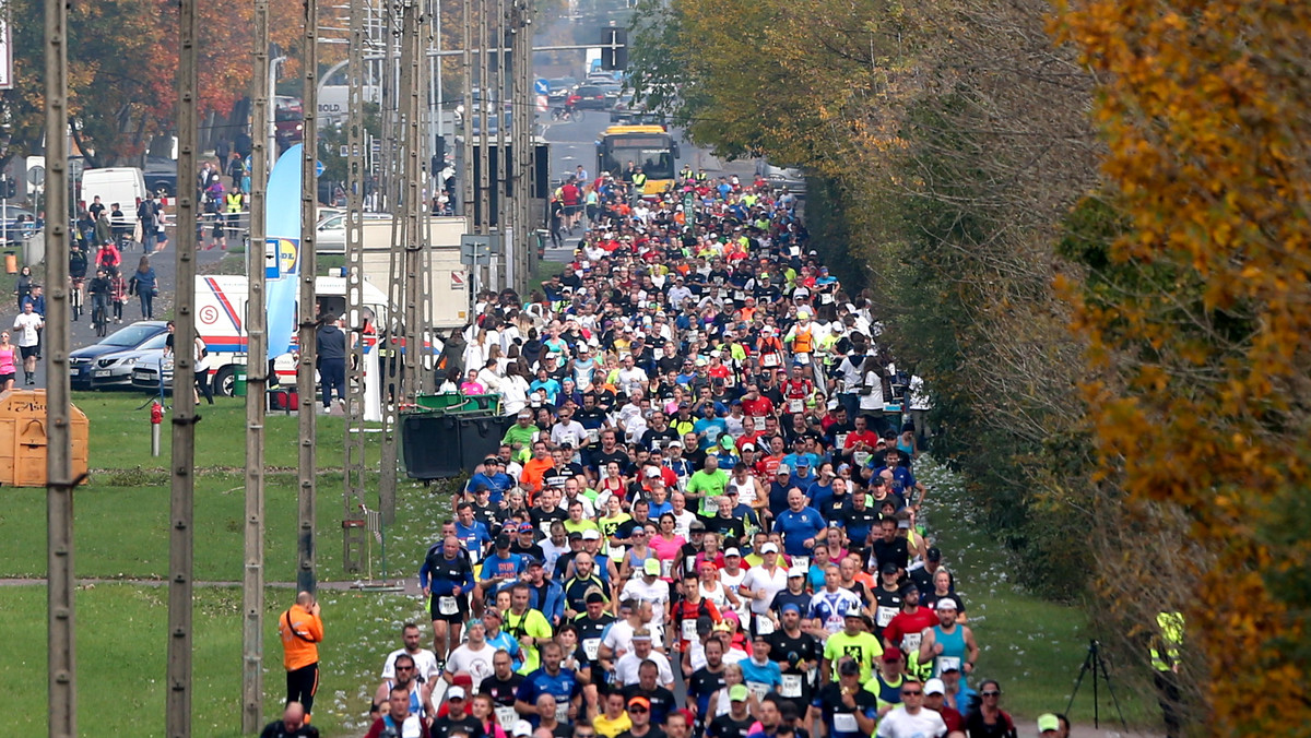 O zatrważającym poziomie zaniedbań mówił wojewoda wielkopolski po zbadaniu raportu policji nt. organizacji niedzielnego 18. Poznań Maratonu. Organizator imprezy zapewnił, że bada stwierdzone przez policję nieprawidłowości.