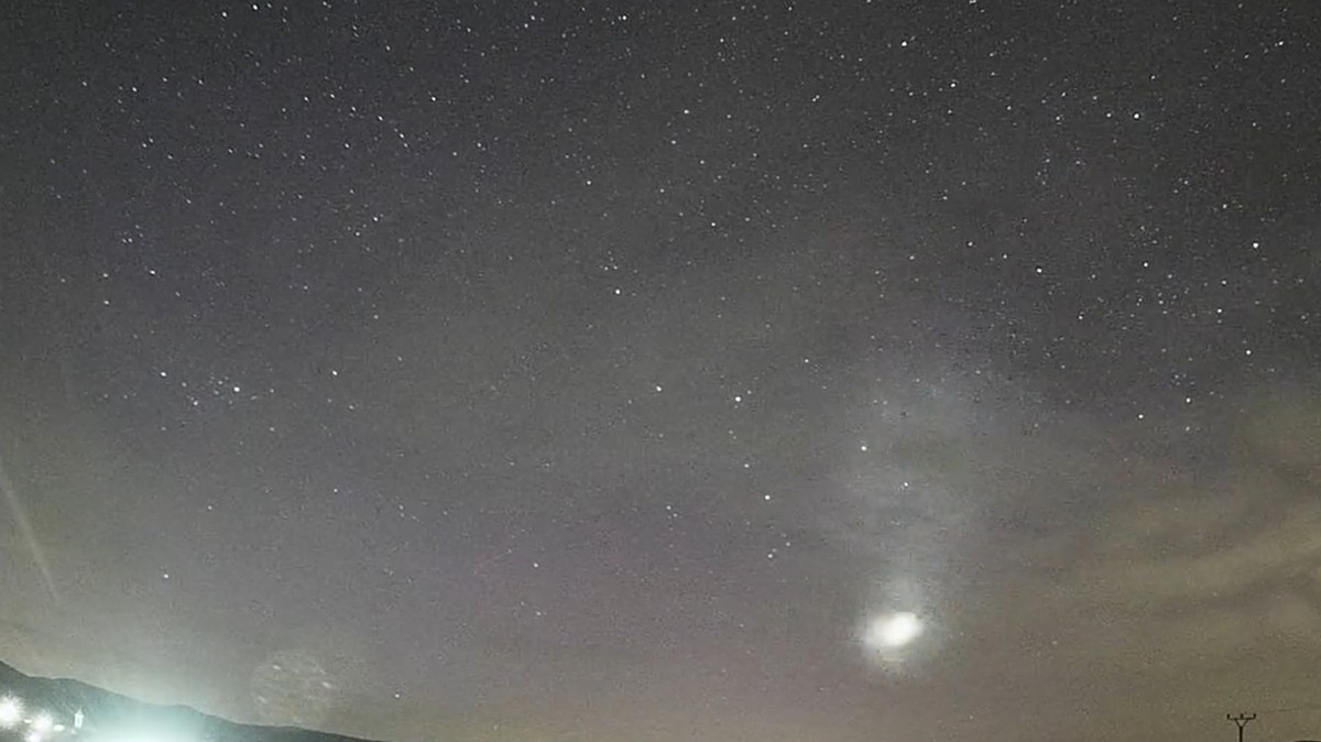 Elképesztő égi jelenségek Magyarország felett: űrmedúza úszott át az égen, sőt, a Space X rakétáját is látni lehetett – videó