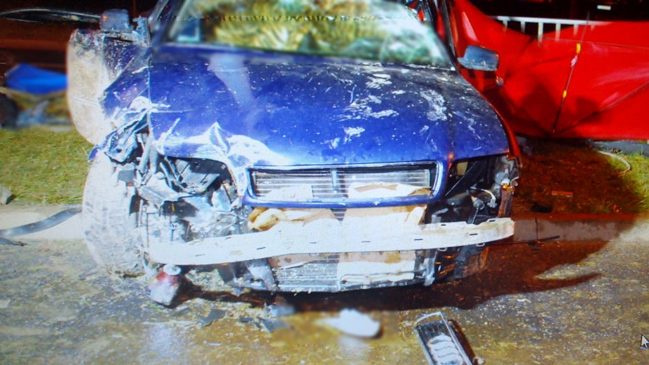 Zniszczony samochód, którym jechali nastolatkowie