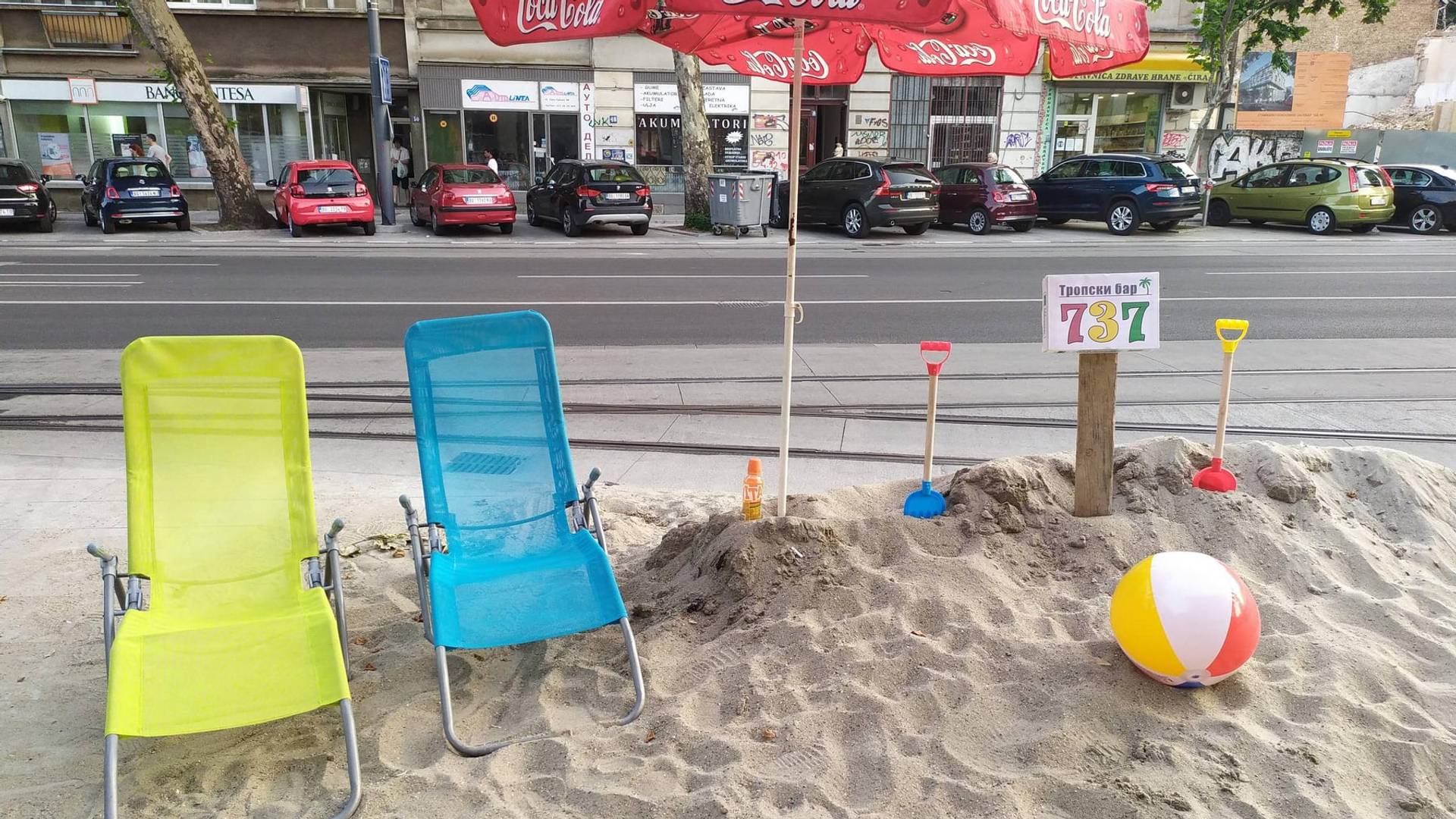 Ko kaže da ne može plaža nasred Dorćola - likovi napravili tropski bar u centru Beograda