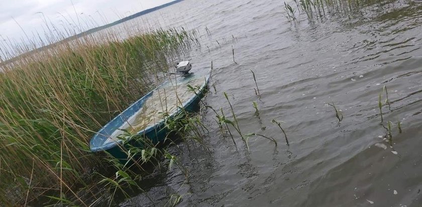 Wyszli ze sklepu i przepadli. Znaleziono podtopioną łódkę