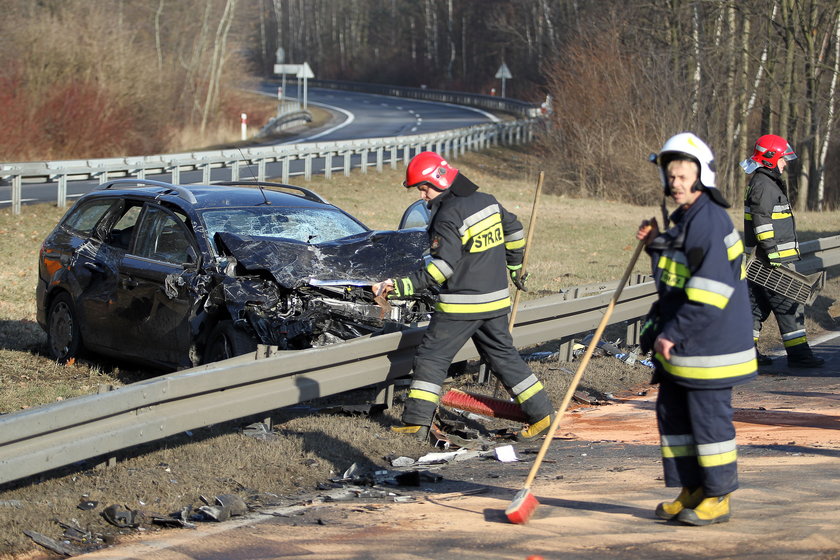 Preczów. Zderzenie ciężarówki z osobowym fordem mondeo 