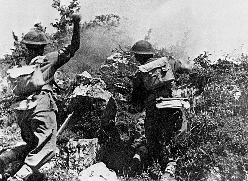 Żołnierze II Korpusu szturmują wzgórze „593”. Kto wie, czy naprzeciwko siebie nie mają przymusowo wcielonych do Wehrmachtu rodaków?