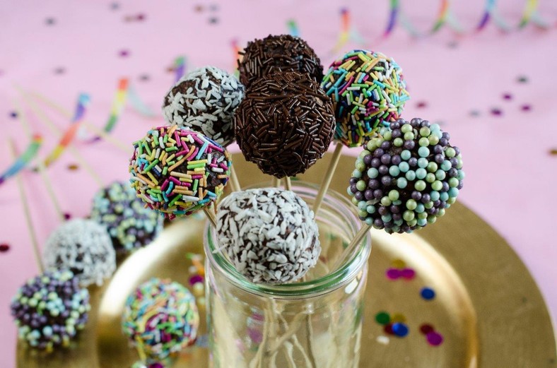 Cake pops ze śliwkami kalifornijskimi