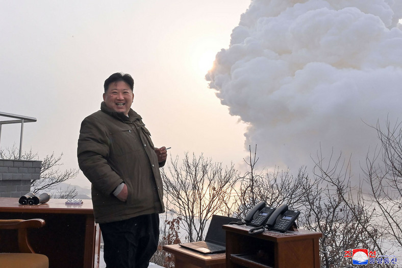Przywódca Korei Północnej Kim Dzong Un w czasie testów rakietowych, 2022 r.