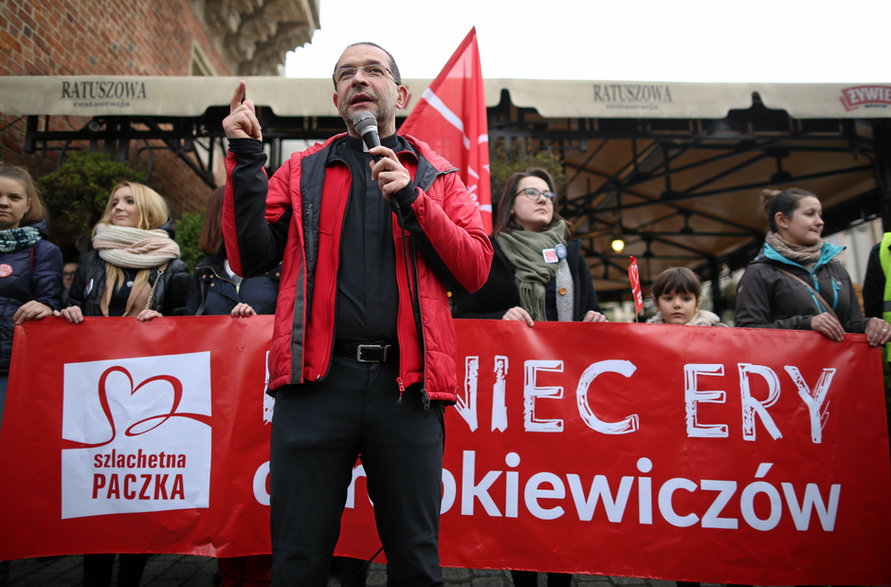 Ks. Jacek Stryczek podczas Marszu Szlachetnej Paczki w Krakowie, 19 listopada 2016 r.