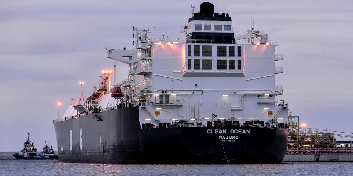 Gazowiec Clean Ocean z pierwszą dostawą amerykańskiego gazu ziemnego LNG do Polski podczas rozładunku terminalu LNG im. Prezydenta Lecha Kaczyńskiego w Świnoujściu, 08.06.2017 r.