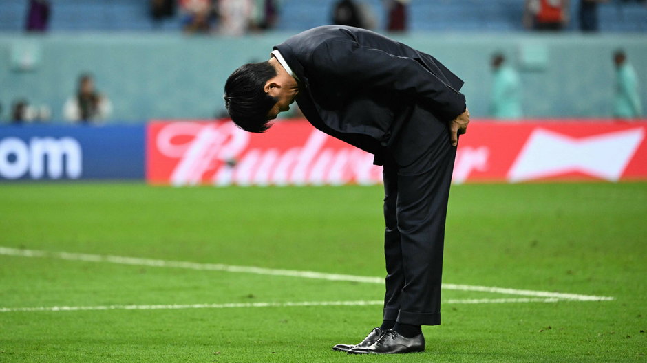 Trener japońskich piłkarzy Hajime Moriyasu pokłonił się kibicom za ich wsparcie