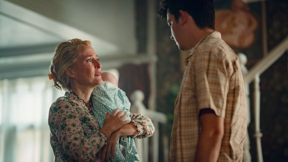 Džilijen Anderson u ulozi majke i seks terapeutkinje u seriji „Seksualnom obrazovanju" | Foto: Netflix