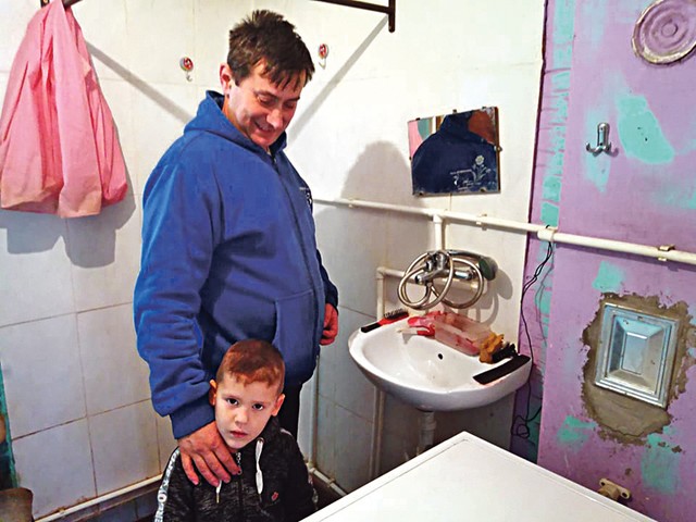 Kuća u kojoj živimo nije naša, koristimo samo jednu sobicu i kupatilo, kaže Saša