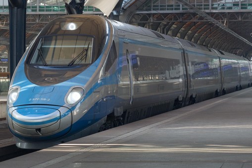 W Polsce jest tylko kilka krótkich odcinków, na których pociągi osiągają 200 km/h