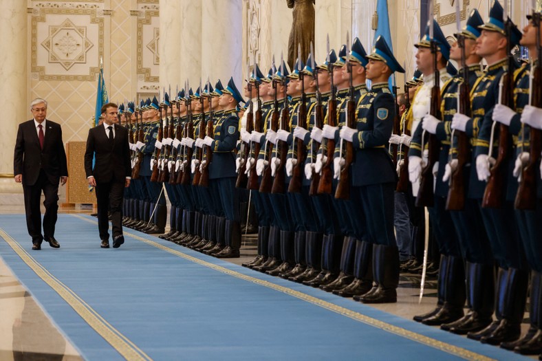 Kassym-Żomart Tokajew (lewa) i  Emmanuel Macron (prawa) w Pałacu Prezydenckim, Astana, Kazachstan, 1 listopada 2023 r.