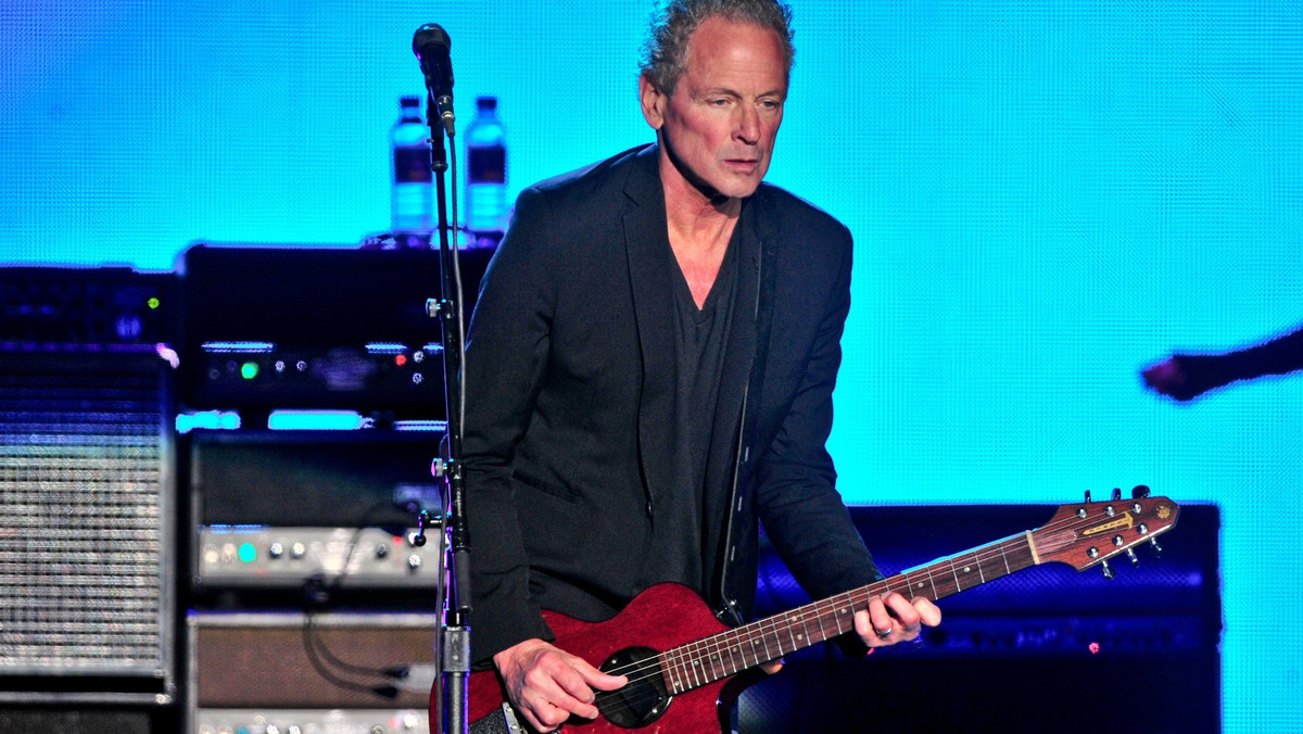 Lindsey Buckingham został wyrzucony z zespołu Fleetwood Mac w kwietniu tego roku. Muzyk złożył pozew przeciwko byłym kolegom, oskarżając ich o niedotrzymanie umowy. Teraz okazuje się, że członkowie kapeli doszli do porozumienia.