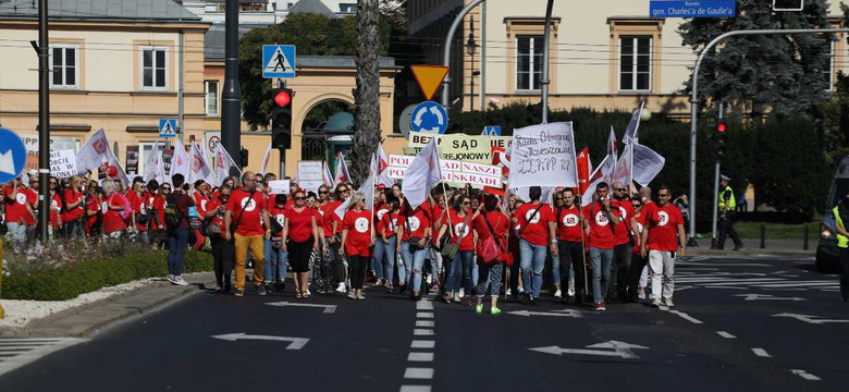 Przez Warszawę idzie "Czerwony marsz" pracowników sądów i prokuratur