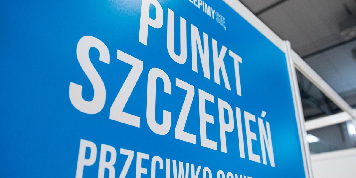 W poniedziałek ruszyły zapisy na szczepienia przeciw COVID-19 dla 53-latków, którzy na początku roku nie wypełnili formularza zgłoszeniowego na szczepienie. 